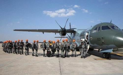 브라질 군인들이 아마존 열대우림 산불 진화작업을 위해 공군기지를 출발하고 있다. [국영 뉴스통신 아젠시아 브라질]